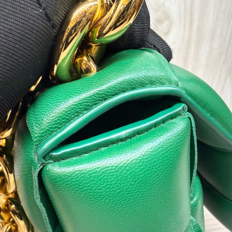 BV霸氣十足👍🏻綠羊皮Cassette大編織粗鏈枕頭包-9