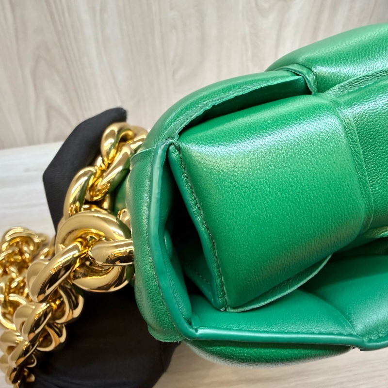 BV霸氣十足👍🏻綠羊皮Cassette大編織粗鏈枕頭包-10