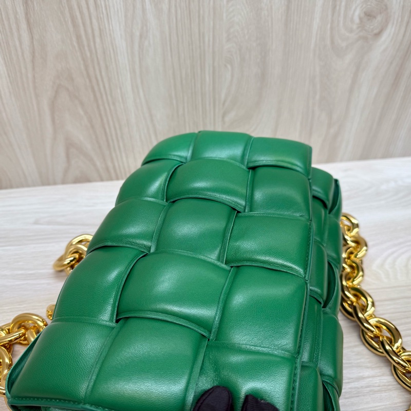 BV霸氣十足👍🏻綠羊皮Cassette大編織粗鏈枕頭包-12