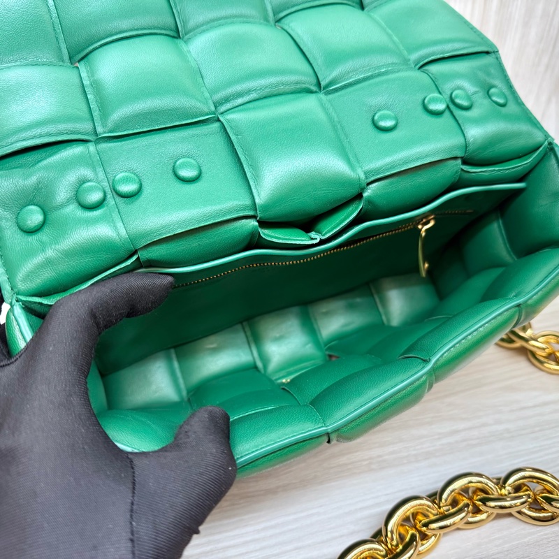 BV霸氣十足👍🏻綠羊皮Cassette大編織粗鏈枕頭包-14