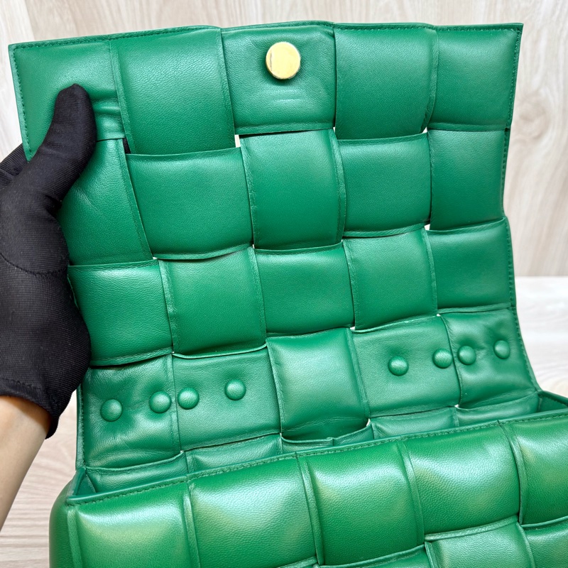 BV霸氣十足👍🏻綠羊皮Cassette大編織粗鏈枕頭包-15