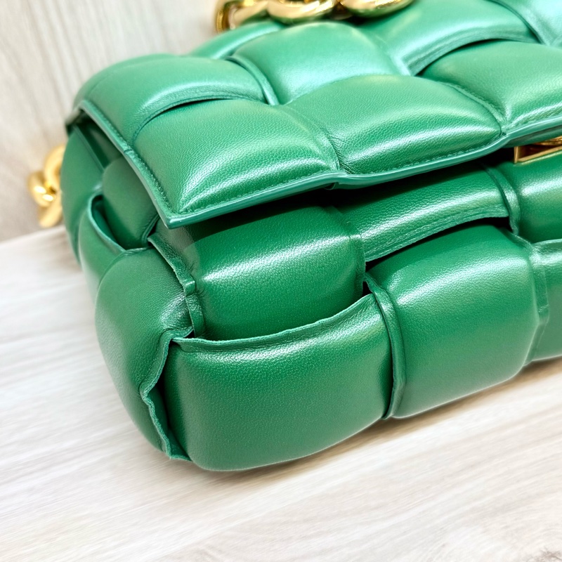 BV霸氣十足👍🏻綠羊皮Cassette大編織粗鏈枕頭包-17