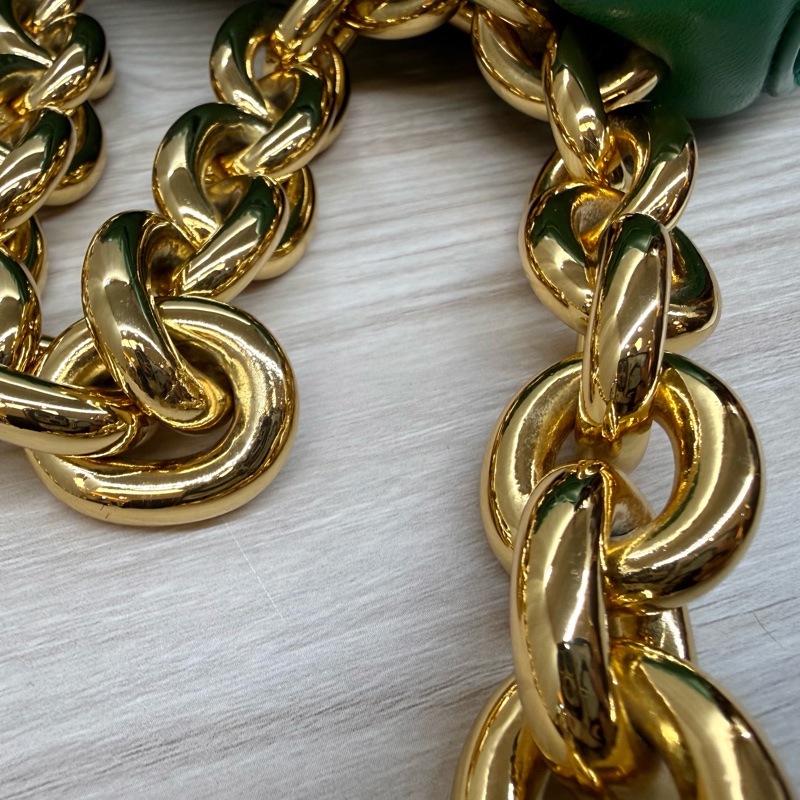 BV霸氣十足👍🏻綠羊皮Cassette大編織粗鏈枕頭包-18