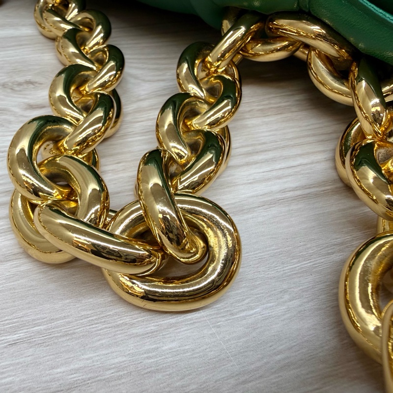 BV霸氣十足👍🏻綠羊皮Cassette大編織粗鏈枕頭包-19