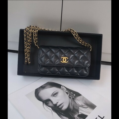 Chanel 雙排金鍊黑皮革口蓋手機斜背包