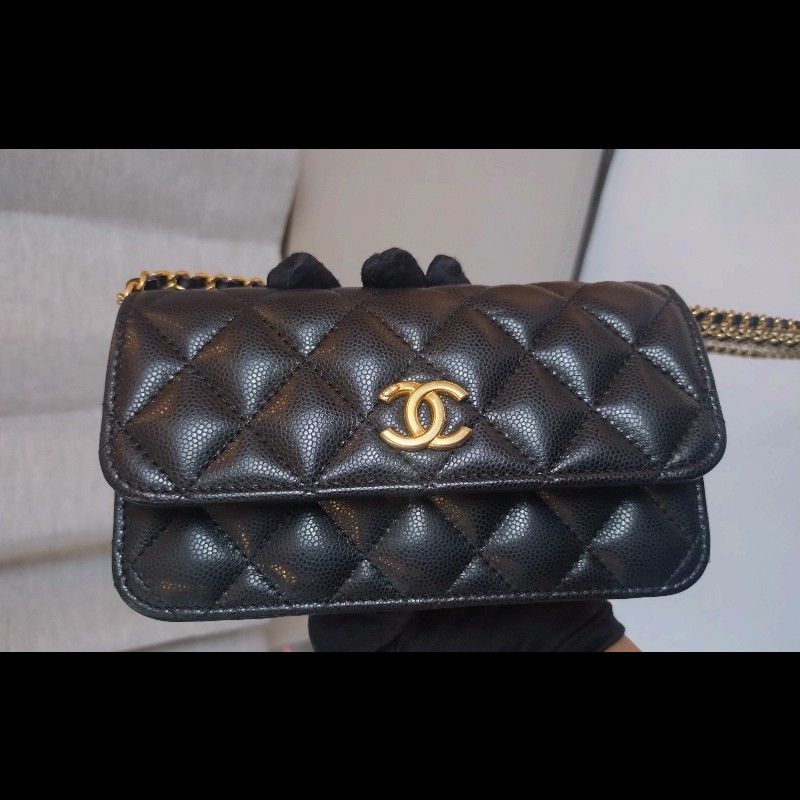 Chanel 雙排金鍊黑皮革口蓋手機斜背包-1