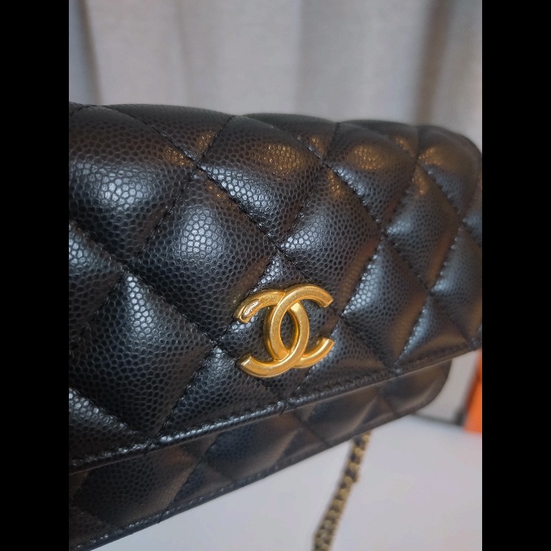Chanel 雙排金鍊黑皮革口蓋手機斜背包-2
