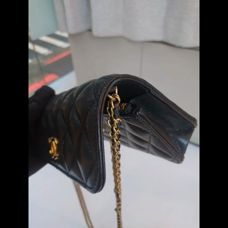 Chanel 雙排金鍊黑皮革口蓋手機斜背包-11