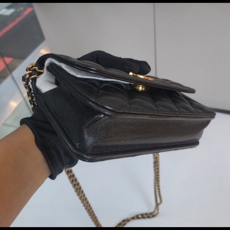 Chanel 雙排金鍊黑皮革口蓋手機斜背包-12