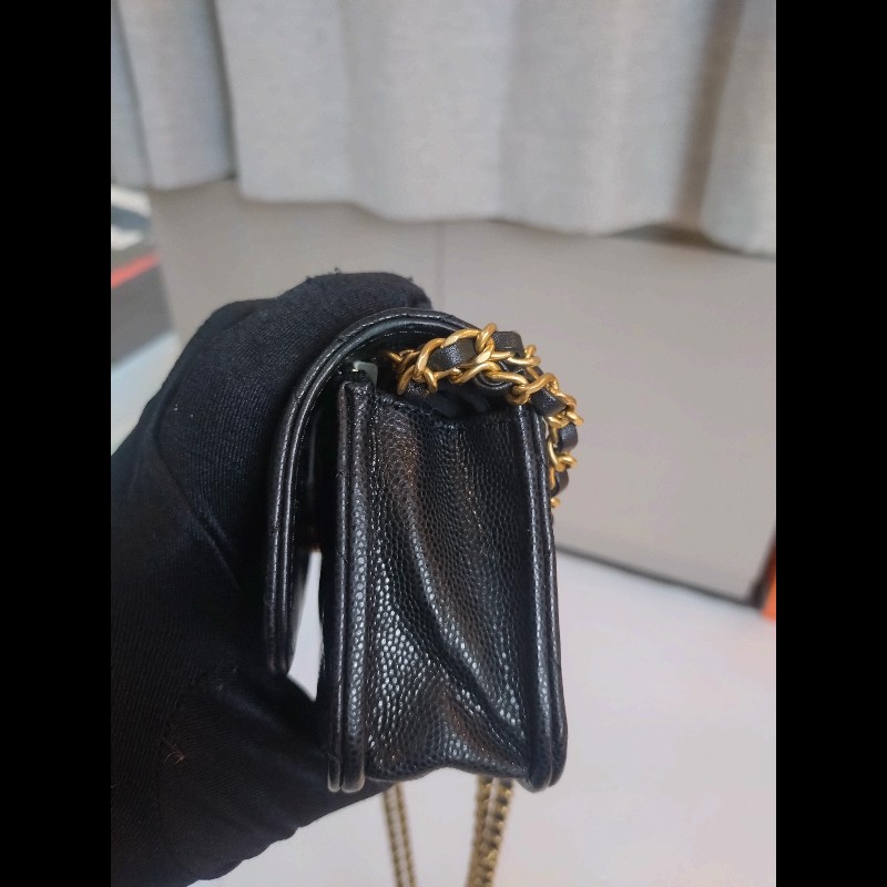 Chanel 雙排金鍊黑皮革口蓋手機斜背包-16