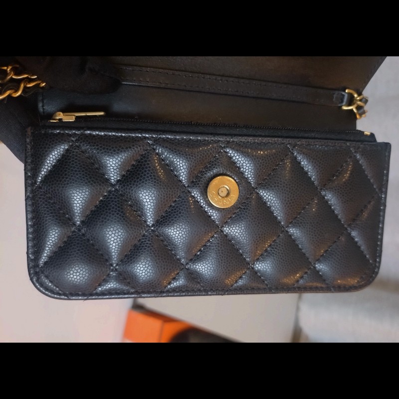 Chanel 雙排金鍊黑皮革口蓋手機斜背包-23