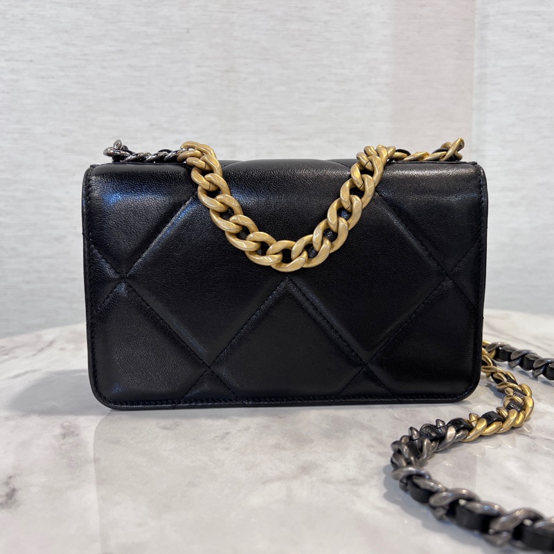 Chanel黑羊皮菱格金釦19下蓋6卡woc斜背包-1