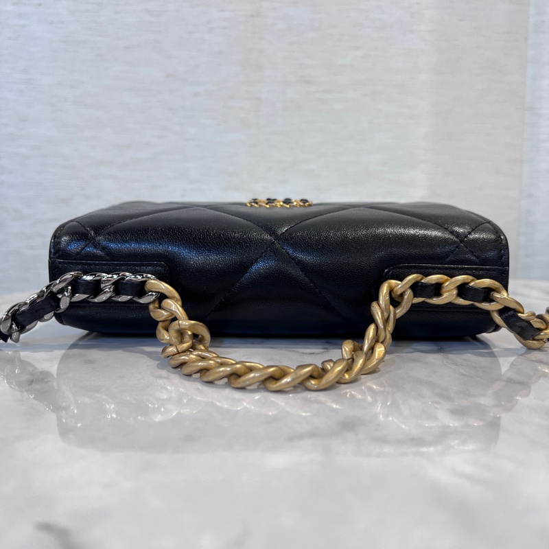 Chanel黑羊皮菱格金釦19下蓋6卡woc斜背包-4