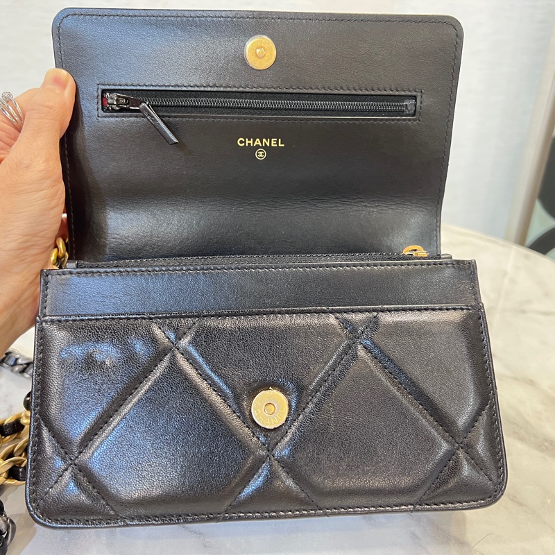 Chanel黑羊皮菱格金釦19下蓋6卡woc斜背包-11