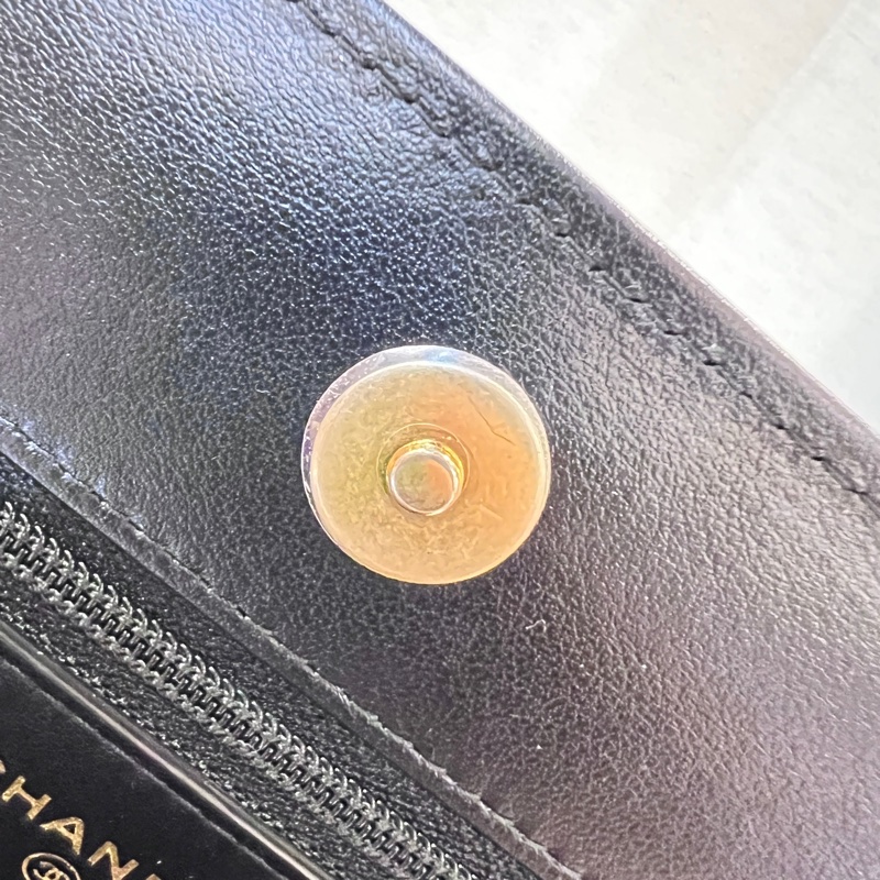 Chanel黑羊皮菱格金釦19下蓋6卡woc斜背包-12