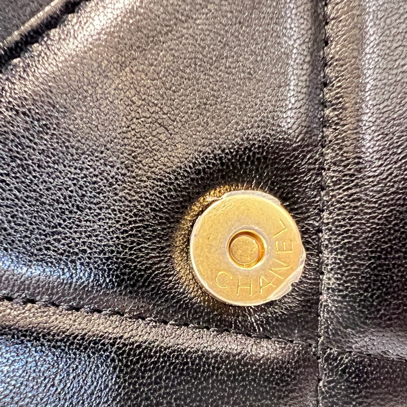 Chanel黑羊皮菱格金釦19下蓋6卡woc斜背包-13