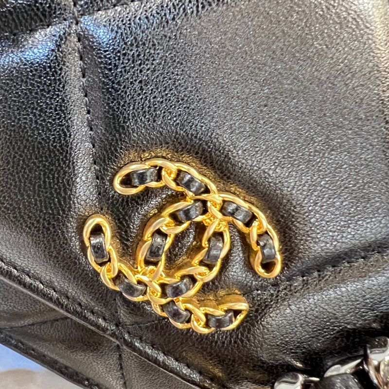 Chanel黑羊皮菱格金釦19下蓋6卡woc斜背包-15