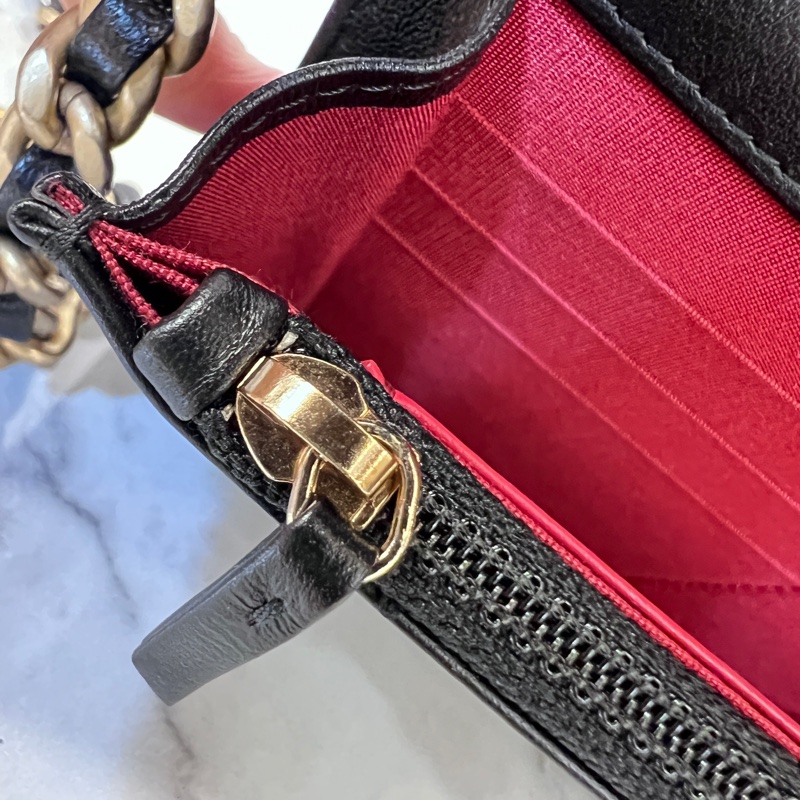 Chanel黑羊皮菱格金釦19下蓋6卡woc斜背包-16