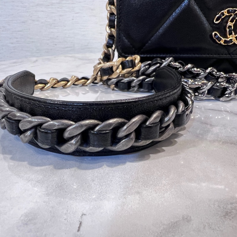 Chanel黑羊皮菱格金釦19下蓋6卡woc斜背包-17