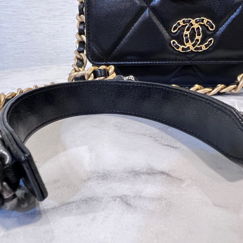 Chanel黑羊皮菱格金釦19下蓋6卡woc斜背包-18