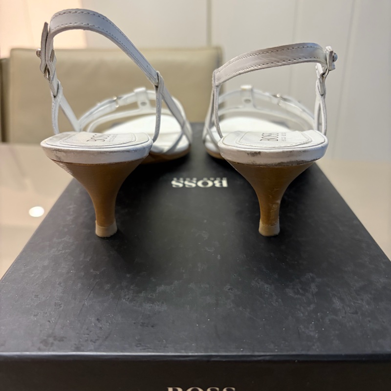 BOSS白色涼鞋-2
