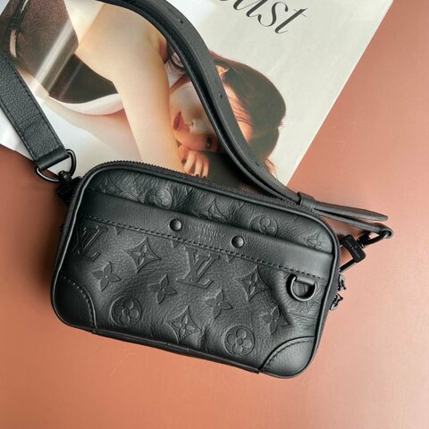 ::LOUIS VUITTON:: LV M82544 Alpha Monogram Shadow 黑色壓紋牛皮小相機包 斜背包 可穿戴式錢包