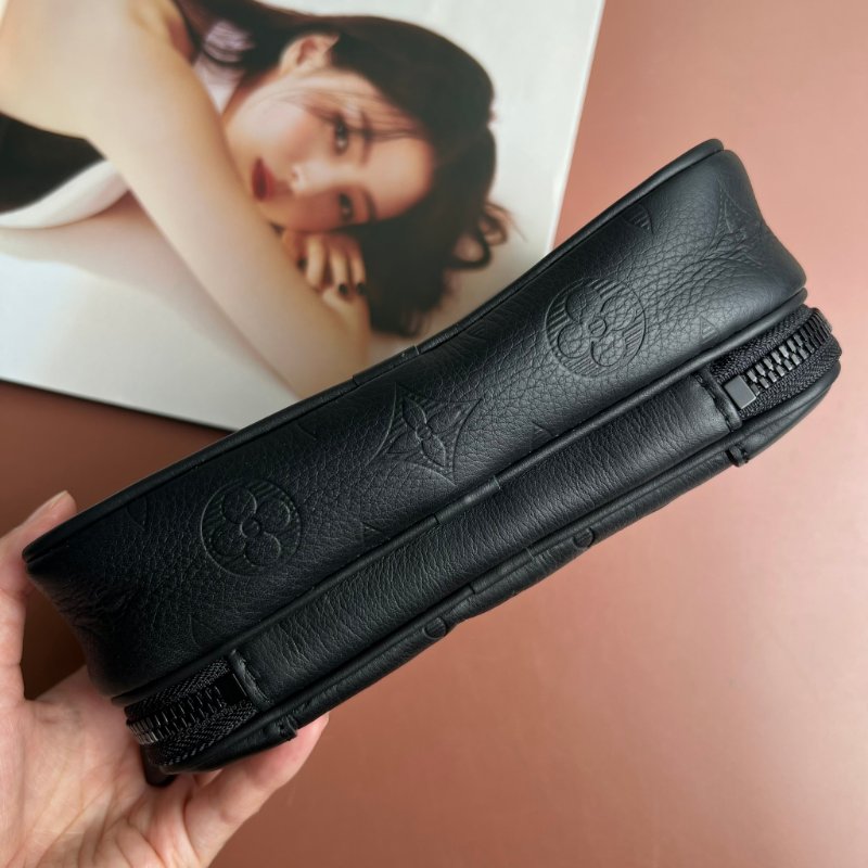 ::LOUIS VUITTON:: LV M82544 Alpha Monogram Shadow 黑色壓紋牛皮小相機包 斜背包 可穿戴式錢包-2