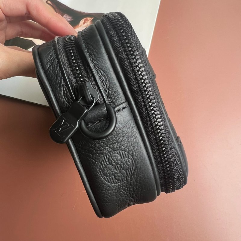 ::LOUIS VUITTON:: LV M82544 Alpha Monogram Shadow 黑色壓紋牛皮小相機包 斜背包 可穿戴式錢包-4