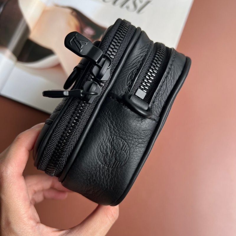 ::LOUIS VUITTON:: LV M82544 Alpha Monogram Shadow 黑色壓紋牛皮小相機包 斜背包 可穿戴式錢包-5