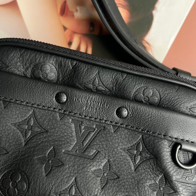 ::LOUIS VUITTON:: LV M82544 Alpha Monogram Shadow 黑色壓紋牛皮小相機包 斜背包 可穿戴式錢包-6