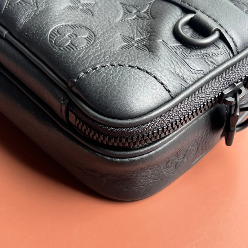 ::LOUIS VUITTON:: LV M82544 Alpha Monogram Shadow 黑色壓紋牛皮小相機包 斜背包 可穿戴式錢包-7