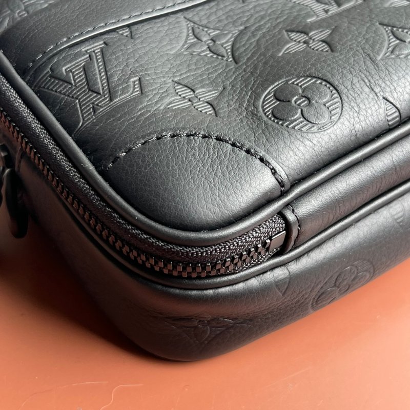 ::LOUIS VUITTON:: LV M82544 Alpha Monogram Shadow 黑色壓紋牛皮小相機包 斜背包 可穿戴式錢包-8