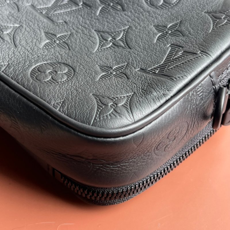 ::LOUIS VUITTON:: LV M82544 Alpha Monogram Shadow 黑色壓紋牛皮小相機包 斜背包 可穿戴式錢包-9