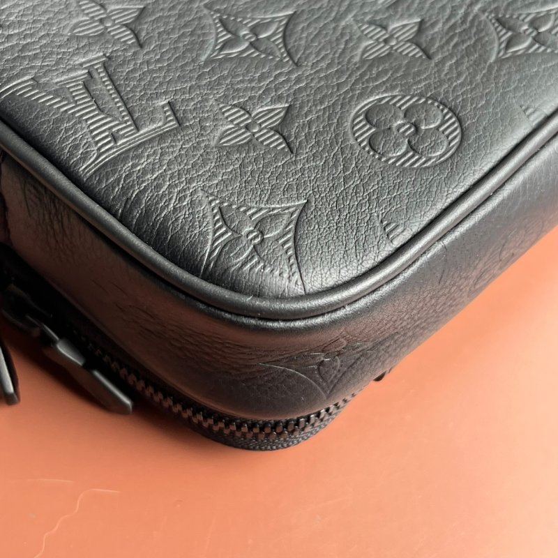 ::LOUIS VUITTON:: LV M82544 Alpha Monogram Shadow 黑色壓紋牛皮小相機包 斜背包 可穿戴式錢包-10