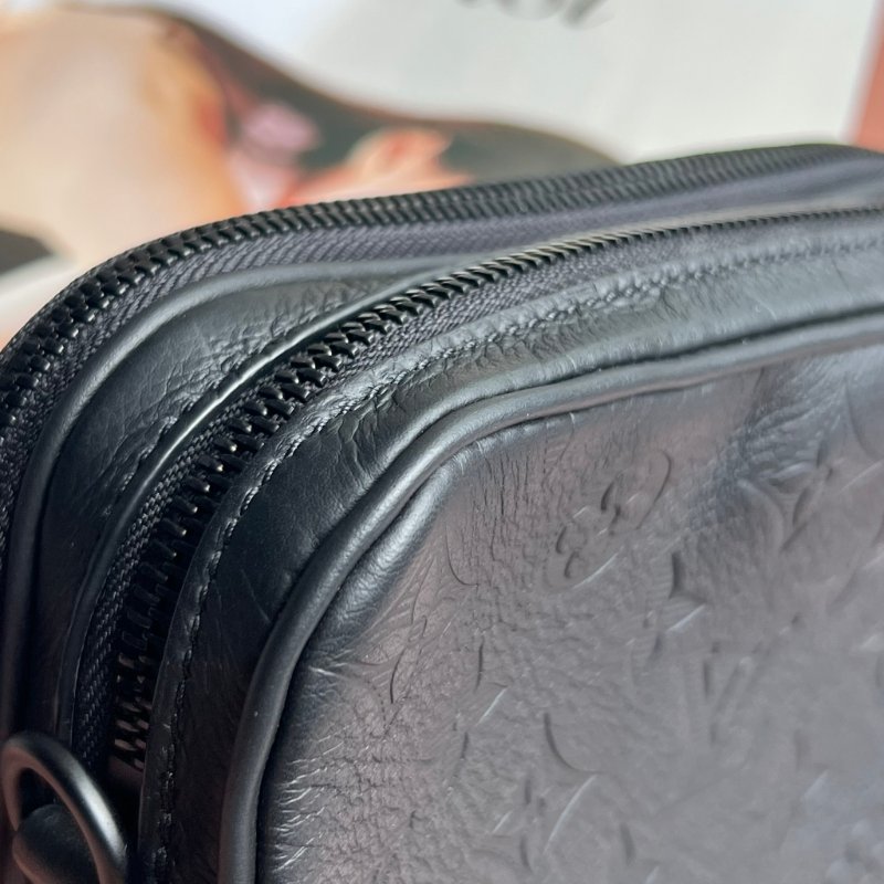 ::LOUIS VUITTON:: LV M82544 Alpha Monogram Shadow 黑色壓紋牛皮小相機包 斜背包 可穿戴式錢包-11