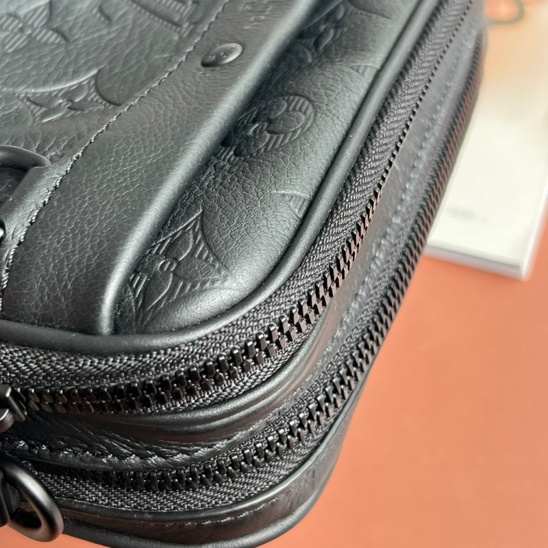 ::LOUIS VUITTON:: LV M82544 Alpha Monogram Shadow 黑色壓紋牛皮小相機包 斜背包 可穿戴式錢包-13