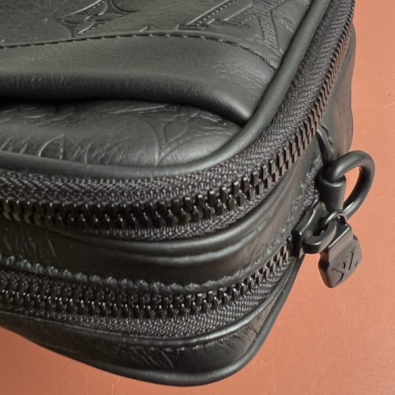 ::LOUIS VUITTON:: LV M82544 Alpha Monogram Shadow 黑色壓紋牛皮小相機包 斜背包 可穿戴式錢包-14