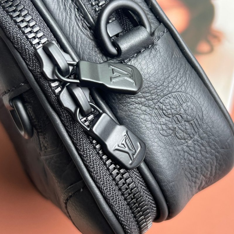 ::LOUIS VUITTON:: LV M82544 Alpha Monogram Shadow 黑色壓紋牛皮小相機包 斜背包 可穿戴式錢包-16