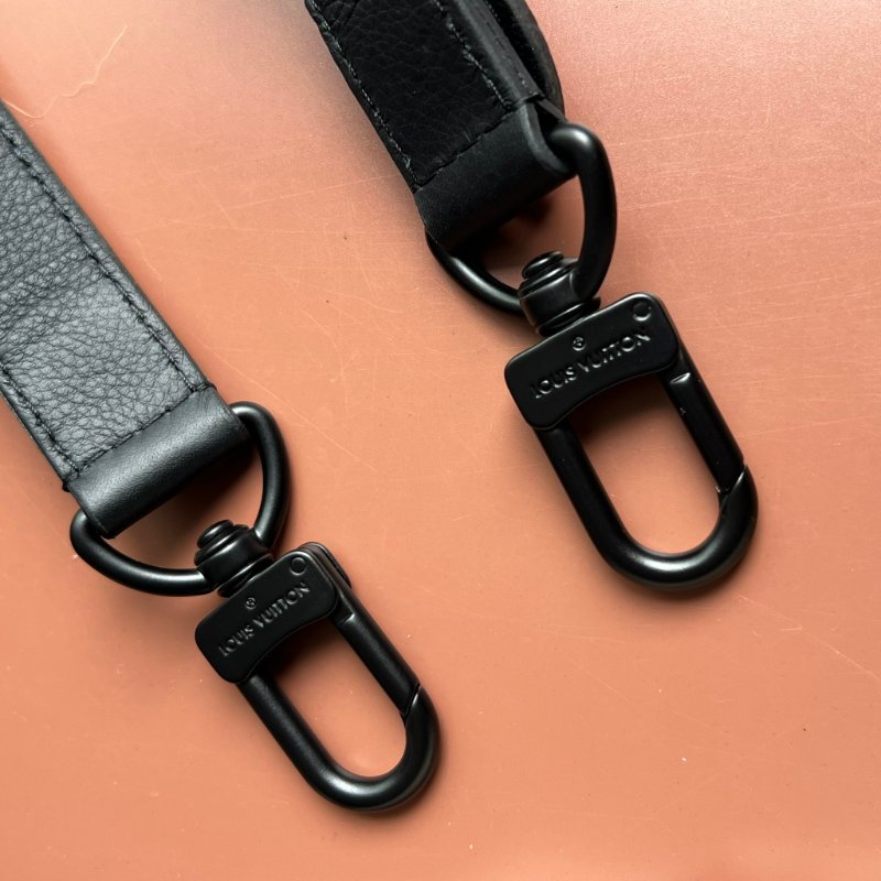 ::LOUIS VUITTON:: LV M82544 Alpha Monogram Shadow 黑色壓紋牛皮小相機包 斜背包 可穿戴式錢包-22