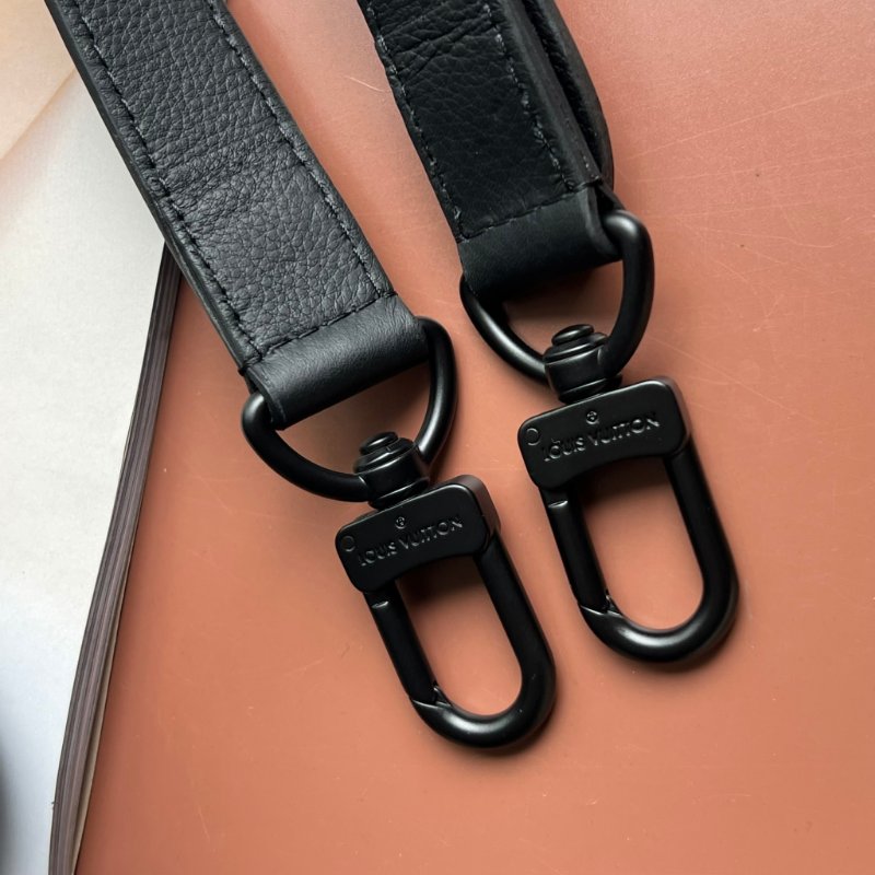 ::LOUIS VUITTON:: LV M82544 Alpha Monogram Shadow 黑色壓紋牛皮小相機包 斜背包 可穿戴式錢包-23