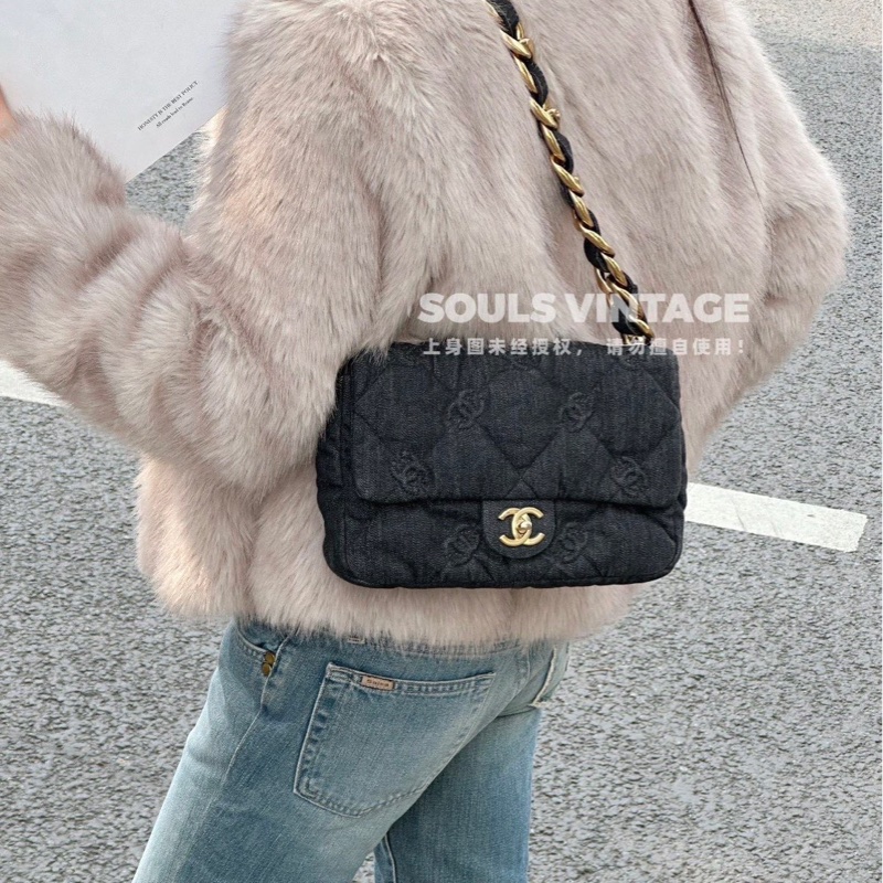 ❣️S級 99成新 Chanel 22S 隱藏款 暗紋浮雕logo粗鏈條黑金牛仔腋下包-4