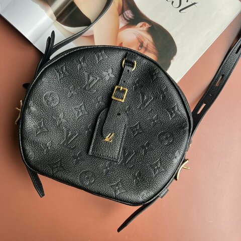 ::LOUIS VUITTON:: LVBOÎTE CHAPEAU SOUPLE 黑色圓餅包 斜背包 側背包 帽盒包