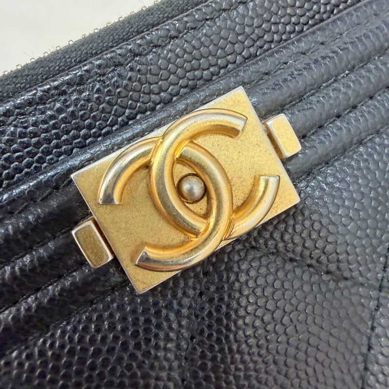 Chanel A81254 黑荔枝皮金釦boy長卡包-14