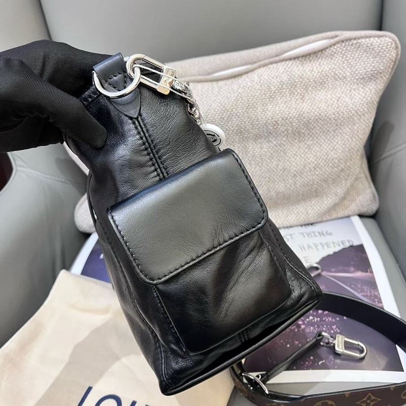 LV 芯片款Carryall 小號羊皮黑武士-1