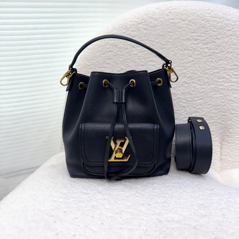 絕版路易威登Lockme M57687 LV黑金牛皮手提水桶包-8