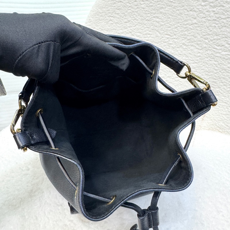 絕版路易威登Lockme M57687 LV黑金牛皮手提水桶包-13