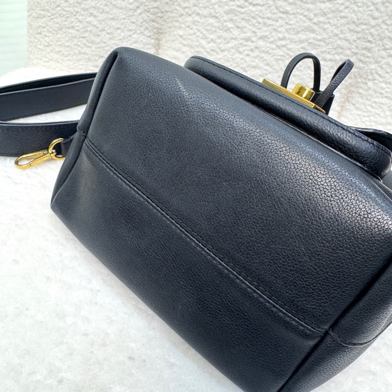絕版路易威登Lockme M57687 LV黑金牛皮手提水桶包-17