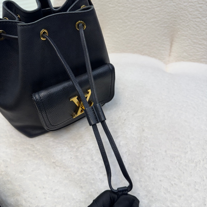 絕版路易威登Lockme M57687 LV黑金牛皮手提水桶包-18