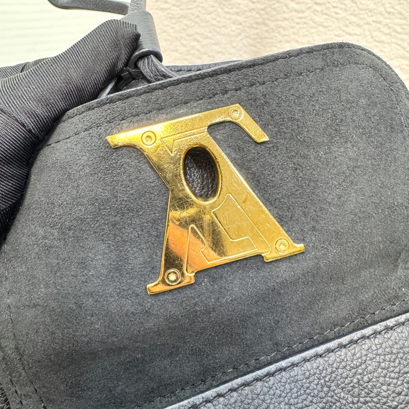 絕版路易威登Lockme M57687 LV黑金牛皮手提水桶包-28