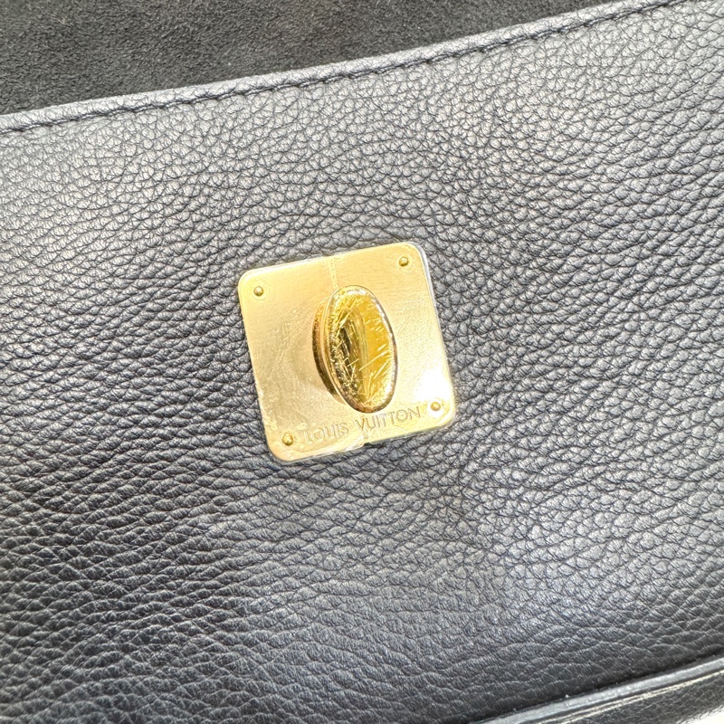 絕版路易威登Lockme M57687 LV黑金牛皮手提水桶包-29